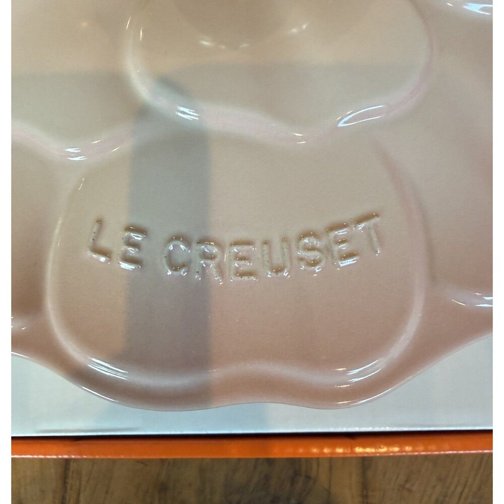 Le Creuset Enameled Cast Iron Petal Round Casserole 26 cm 5.5 qt Shell Pink NEW - Picture 9 of 12